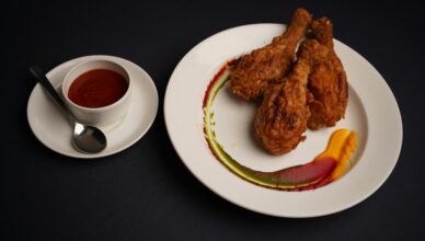 כדי לשמור על טריות העוף ומניעת ריחות לא נעימים במקרר, כדאי לאחסן את העוף במיכלים אטומים או לעטוף אותו היטב בניילון נצמד. ניתן להשתמש גם בשקיות זיפר אטומות לאוויר.